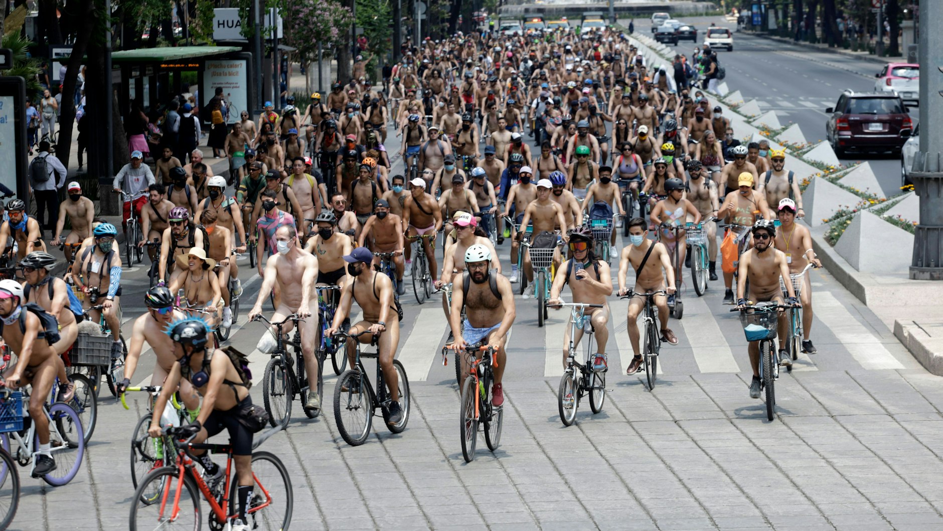 Nackedei-Alarm auch in Mexiko City: Hier radelten die Hüllenlos-Fahrer durch die Stadt.