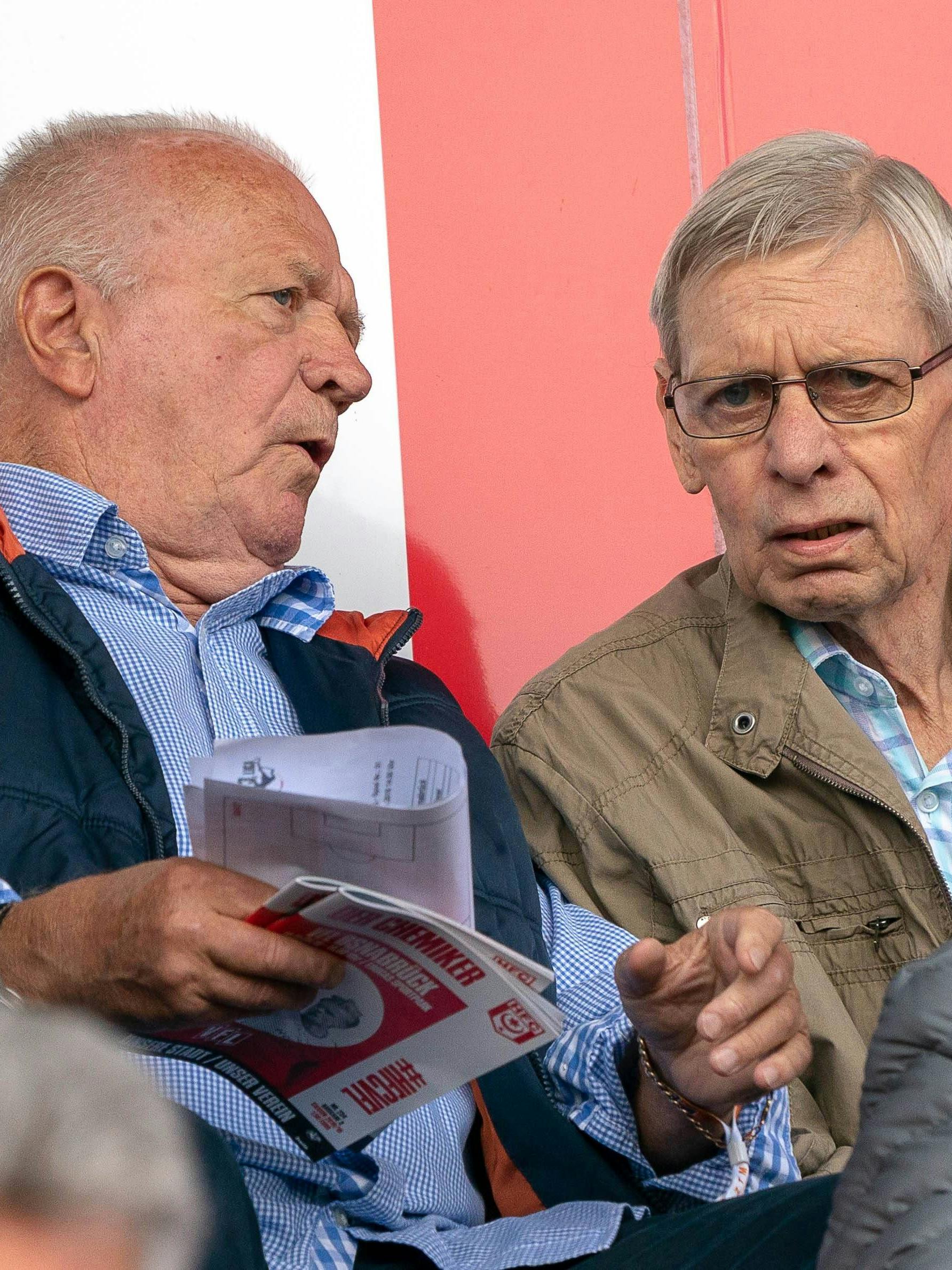 Bernd Bransch (r.) mit Klaus Urbanczyk (l.) als Zuschauer beim Spiel der 3. Liga zwischen dem Hallescher FC und dem VfL Osnabrück.