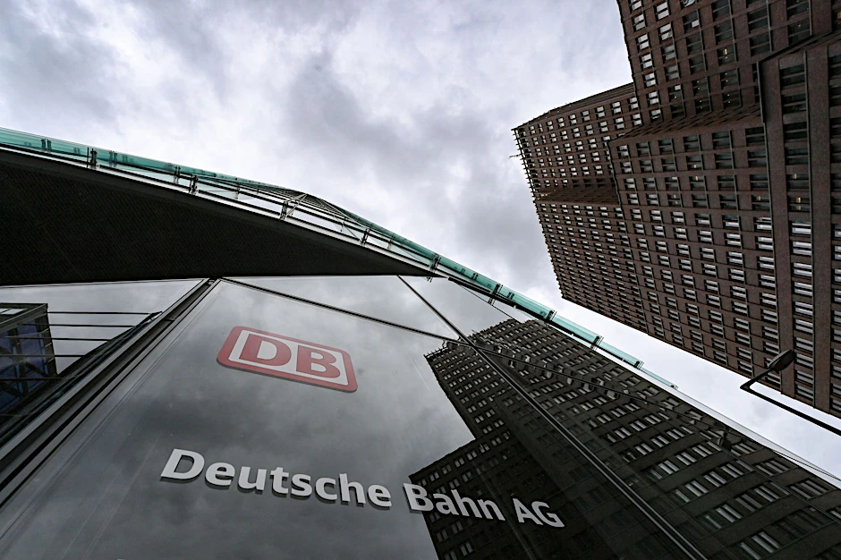 PRODUKTION - Die Deutsche Bahn räumt die Konzernzentrale im Bahntower am Potsdamer Platz für eine zweijährige Sanierung.  