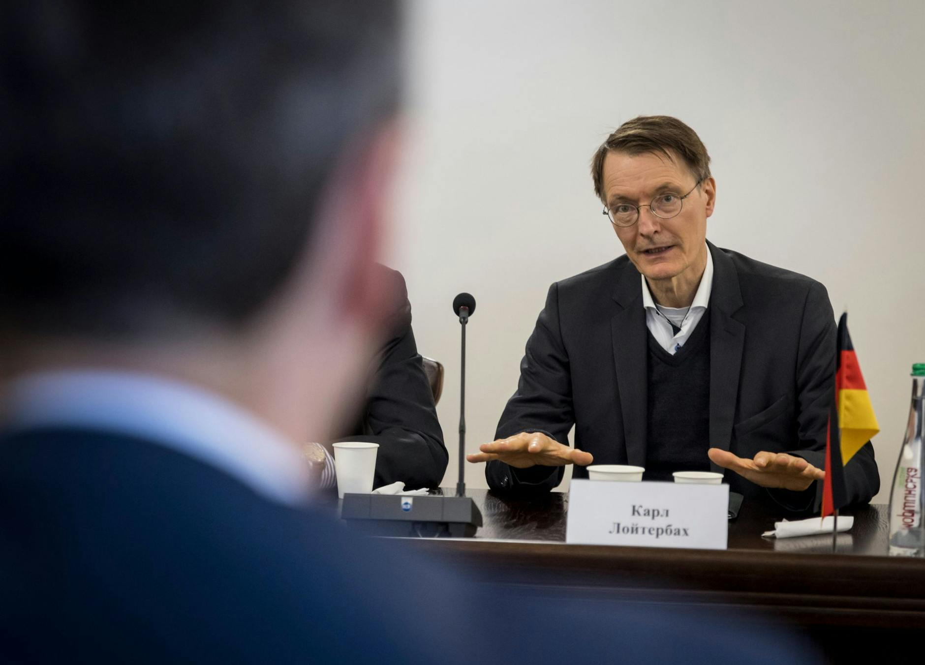 HANDOUT - Der Fahrstuhl sackte "ruckartig 1 Meter" ab, berichtet Gesundheitsminister Karl Lauterbach. dpa - ACHTUNG: Nur zur redaktionellen Verwendung im Zusammenhang mit der aktuellen Berichterstattung und nur mit vollständiger Nennung des vorstehenden Credits