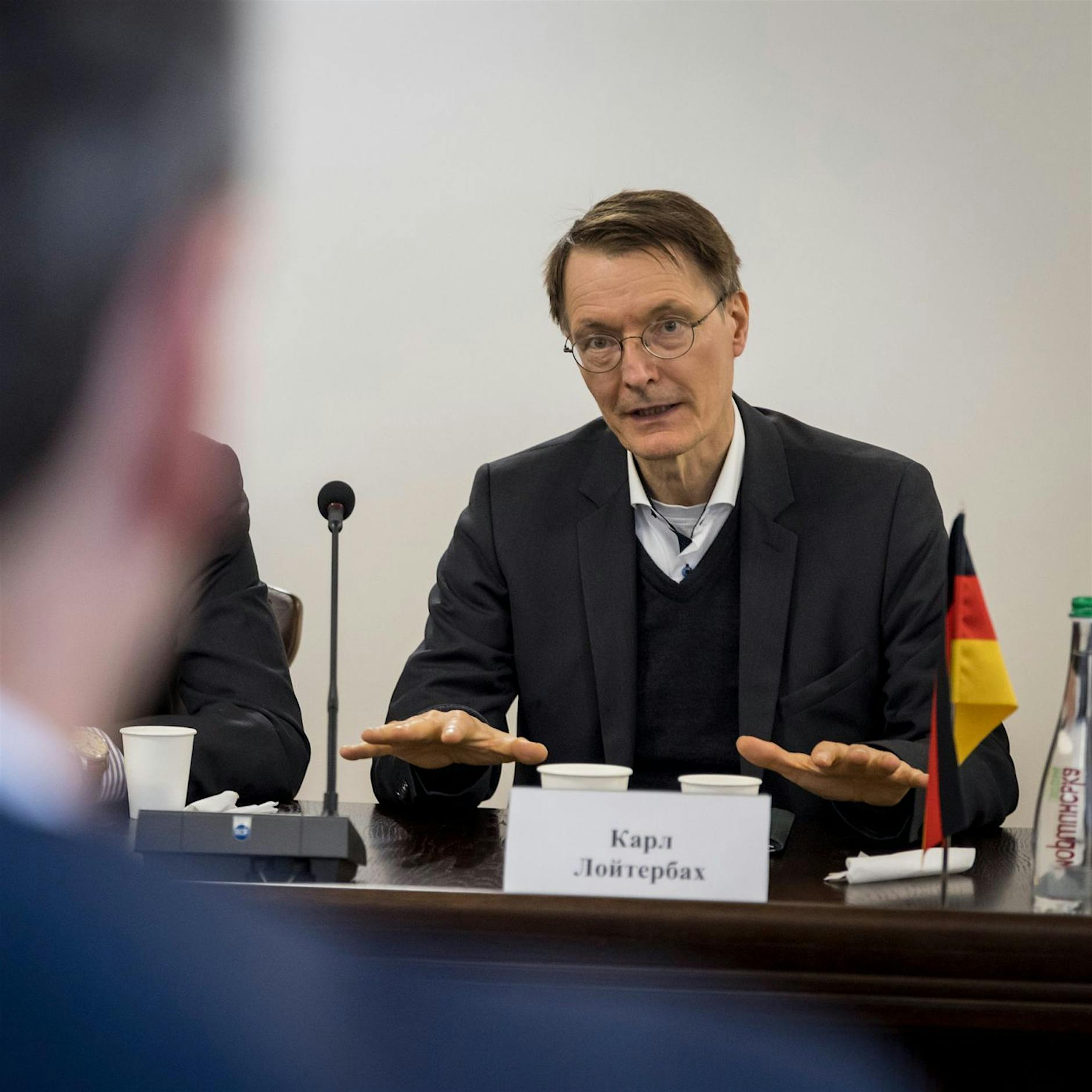 Abwärts mit Lauterbach: Minister steckte in Fahrstuhl fest