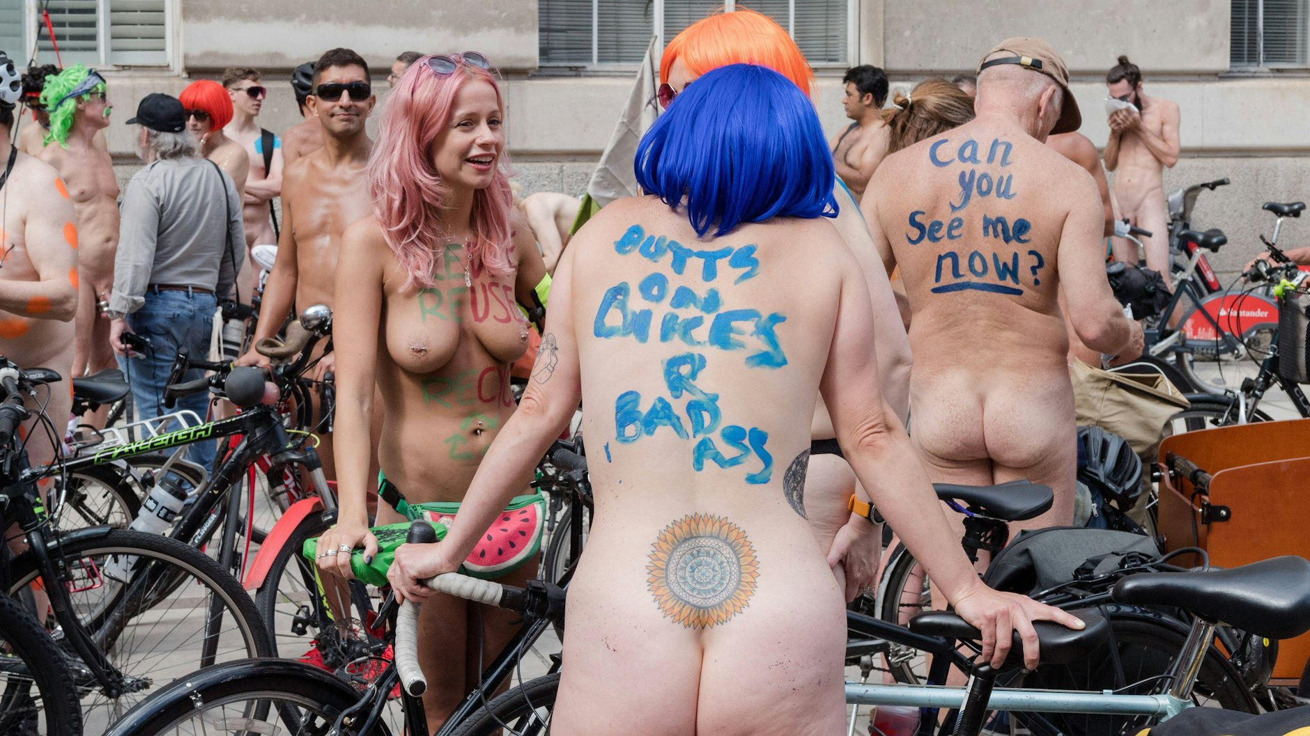 Viele Teilnehmer beschrifteten ihre Körper mit Botschaften.