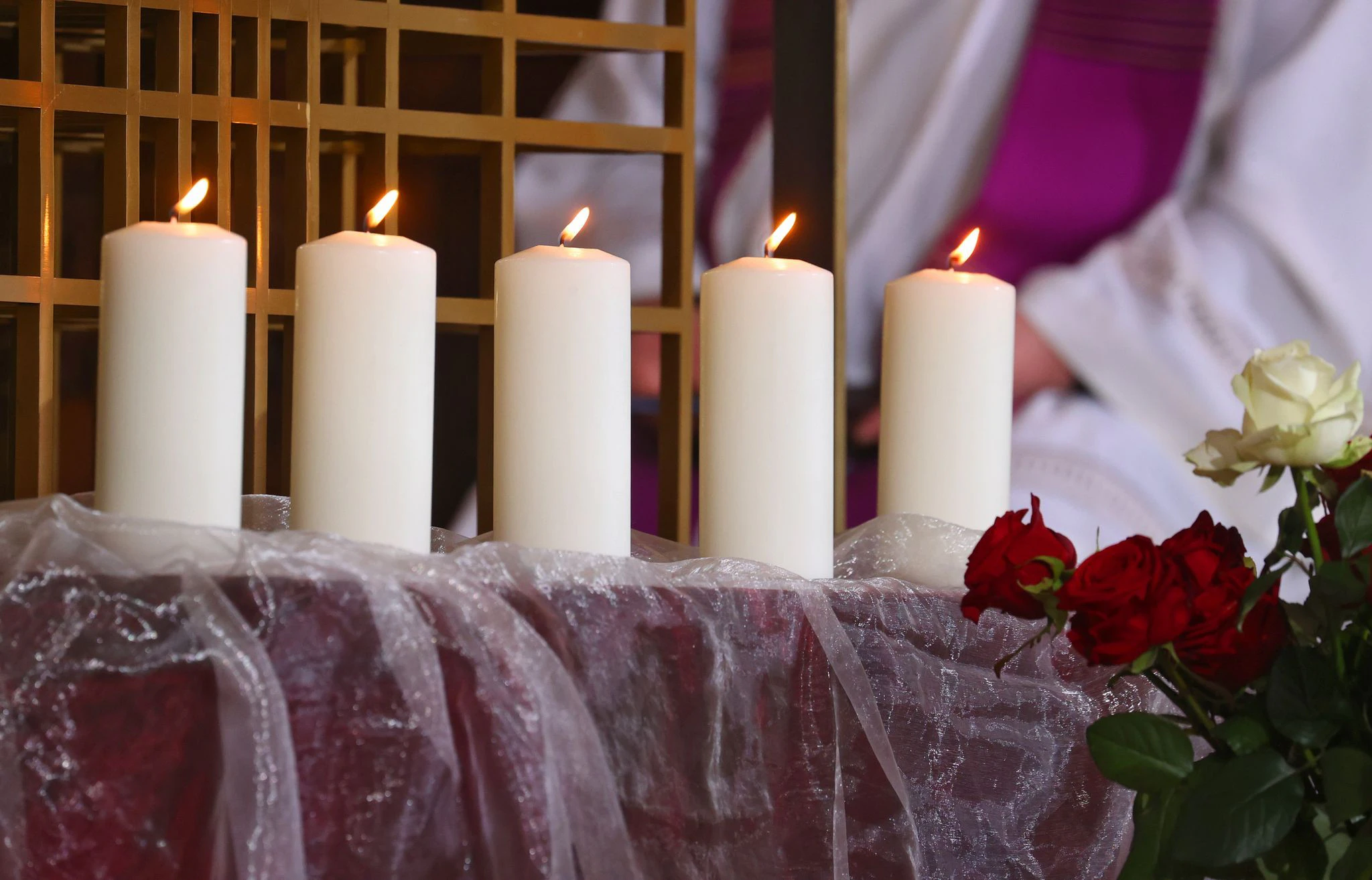 Fünf Kerzen stehen für die fünf Todesopfer in der Pfarrkirche Maria Himmelfahrt.  dpa