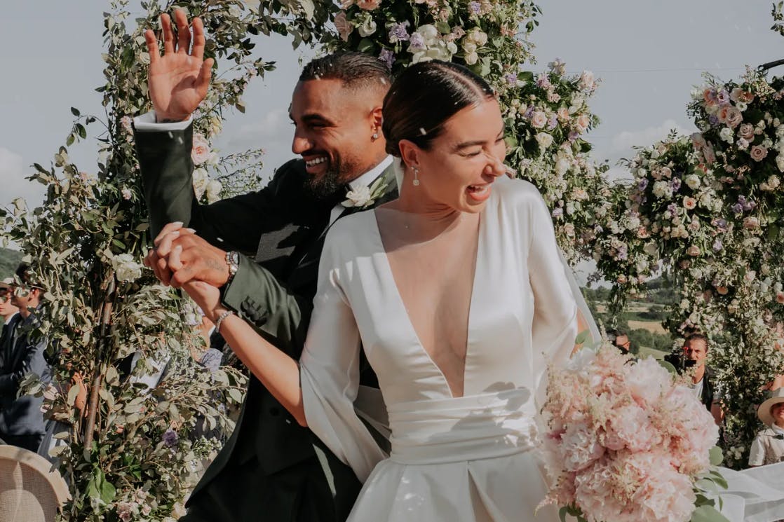 Komplett im irdischen Leben: Prince Boateng und seine Valentina Fradegrada nach der Trauung in Radiocondoli nahe Siena.