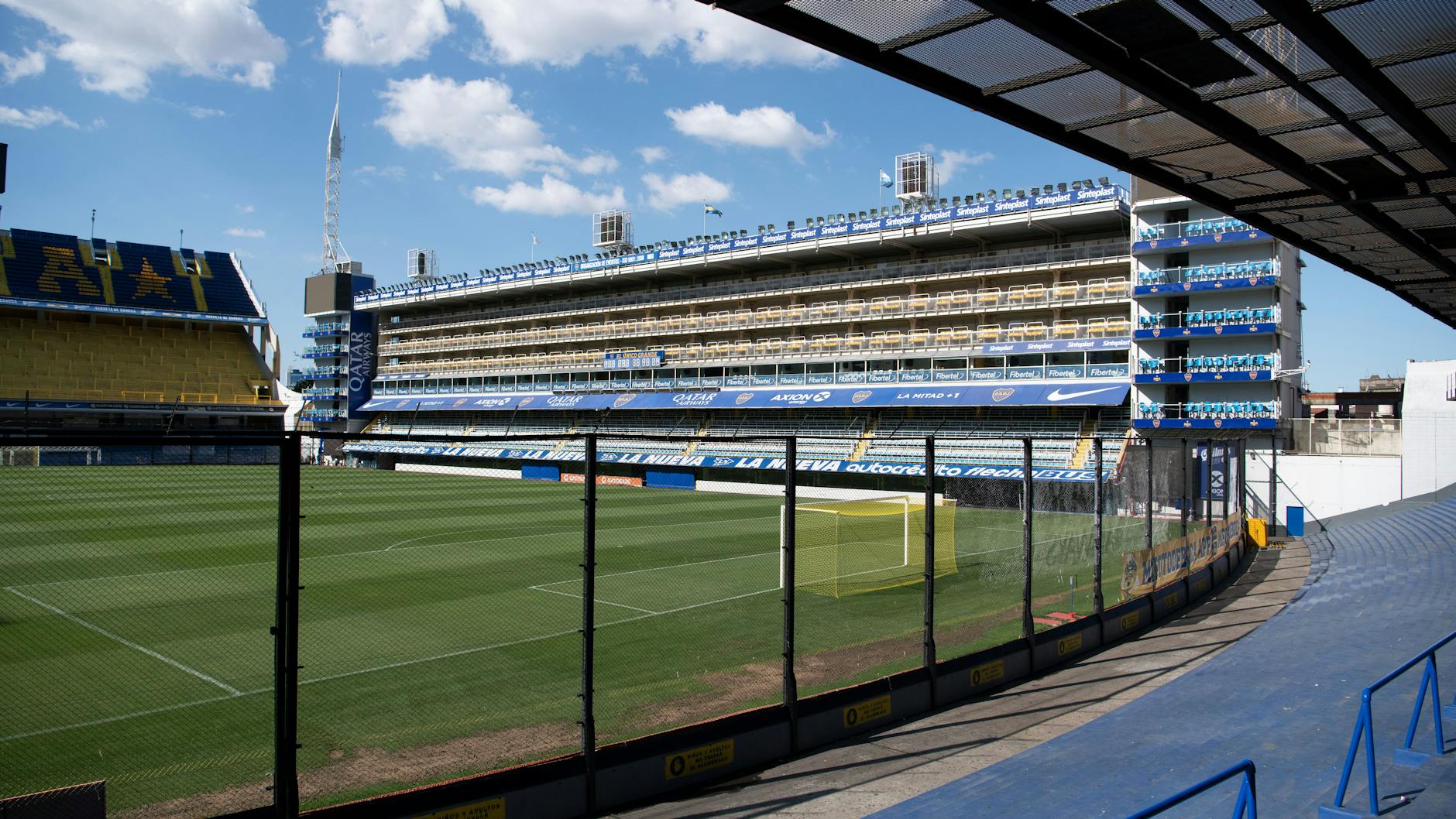 Blick ins Fußballstadion La Bombonera in Buenos Aires. Dort spielt der argentinische Klub Boca Juniors.
