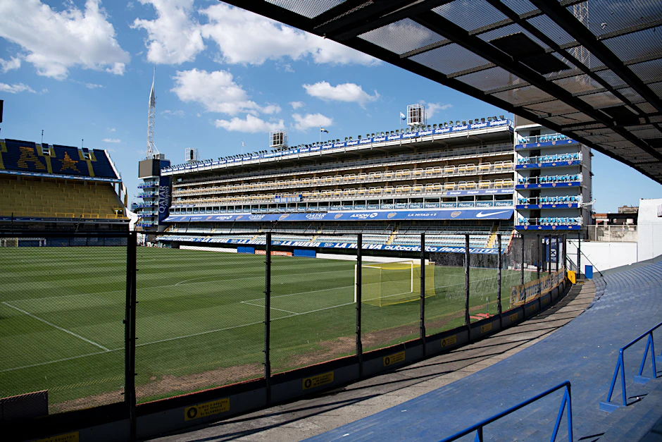 Blick ins Fußballstadion La Bombonera in Buenos Aires. Dort spielt der argentinische Klub Boca Juniors.