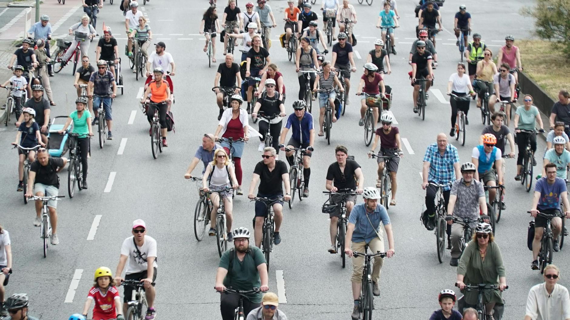 Tausende demonstrieren mit Sternfahrt