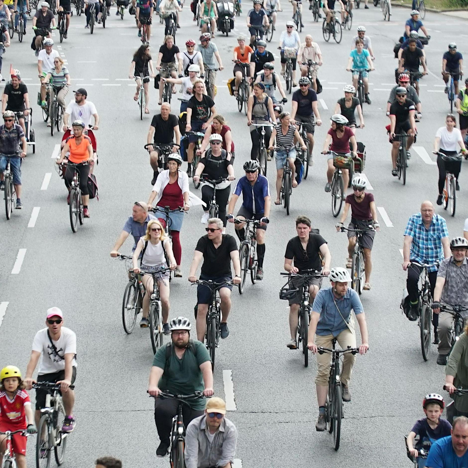 Berlin autofrei: Tausende demonstrieren mit Sternfahrt