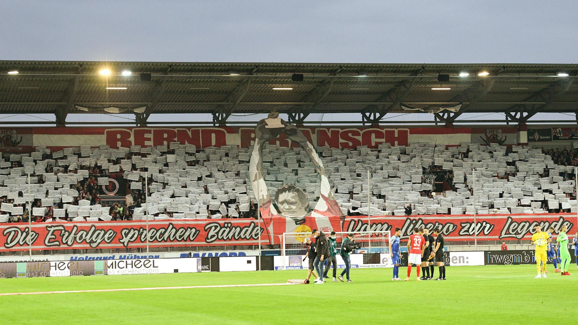 Mit dieser Choreografie ehrten die HFC-Fans Bransch zum 77. Geburtstag am 24. September 2021.