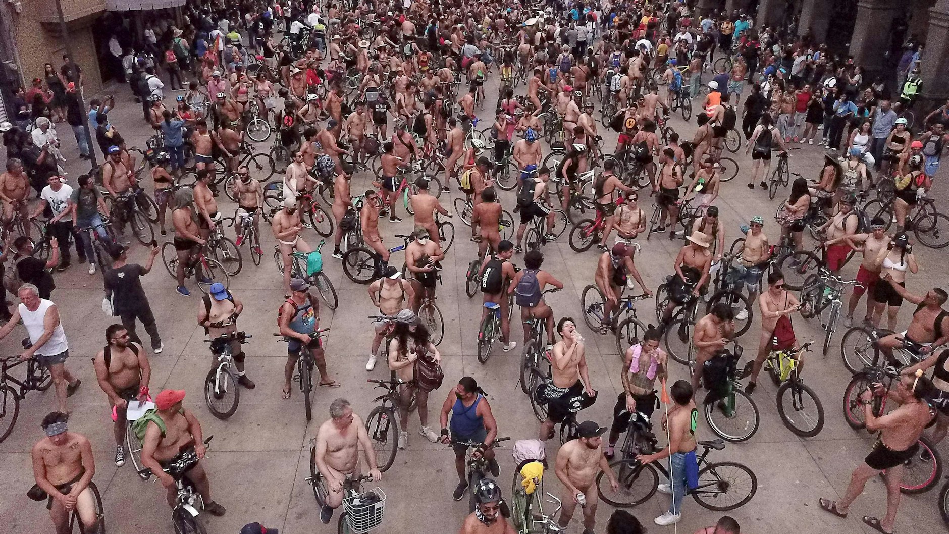 In Guadalajara in Mexico setzten sich Hunderte Radfahrer nackig auf ihre Drahtesel.