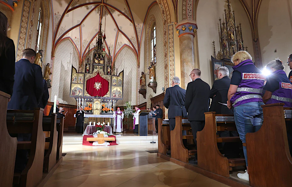 Beim Trauergottesdienst sind auch Helfer dabei, die nach dem Zugunglück vor Ort waren.  dpa