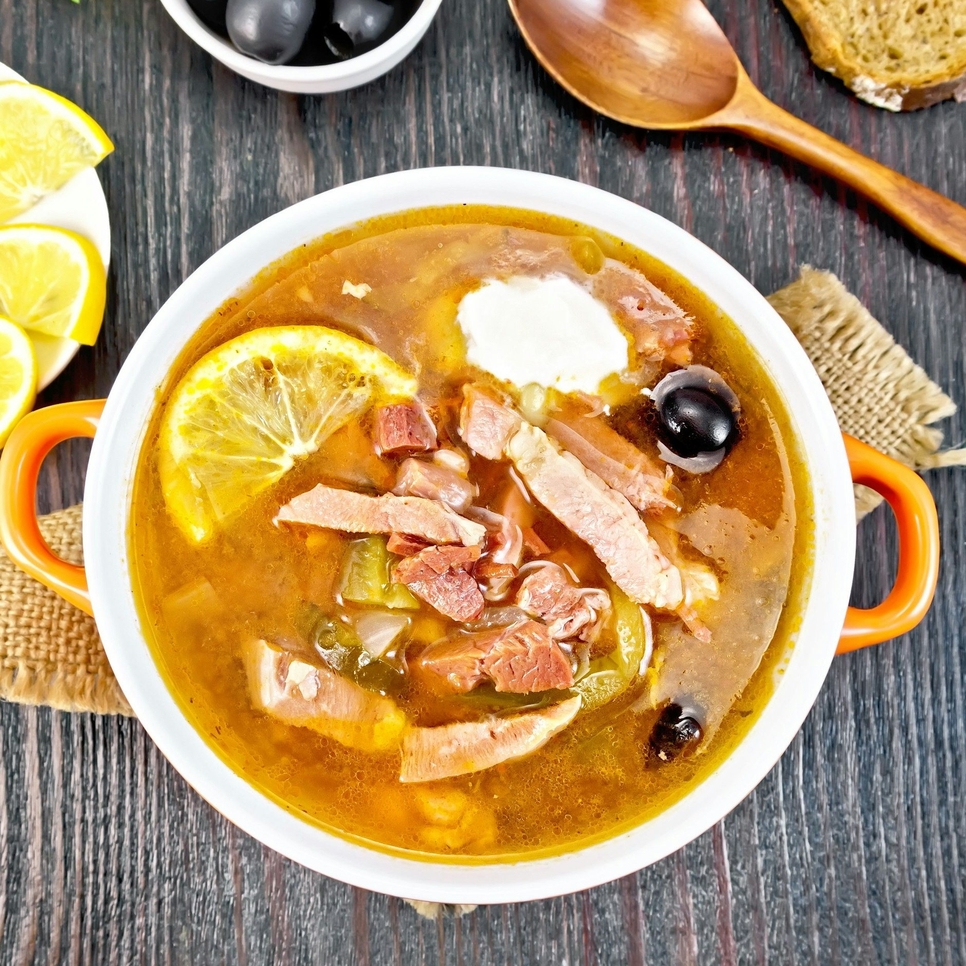 Die Zutaten für die Soljanka lassen sich beliebig variieren.