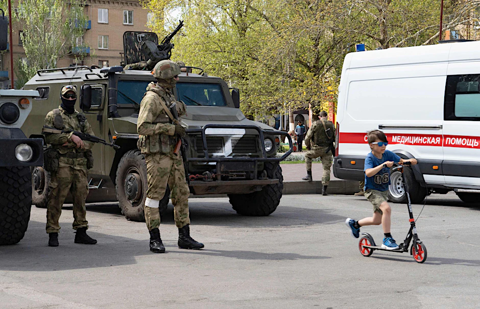 Russische Soldaten sperren in der Stadt&nbsp;Melitopol einen Straßenabschnitt ab (Archivbild).