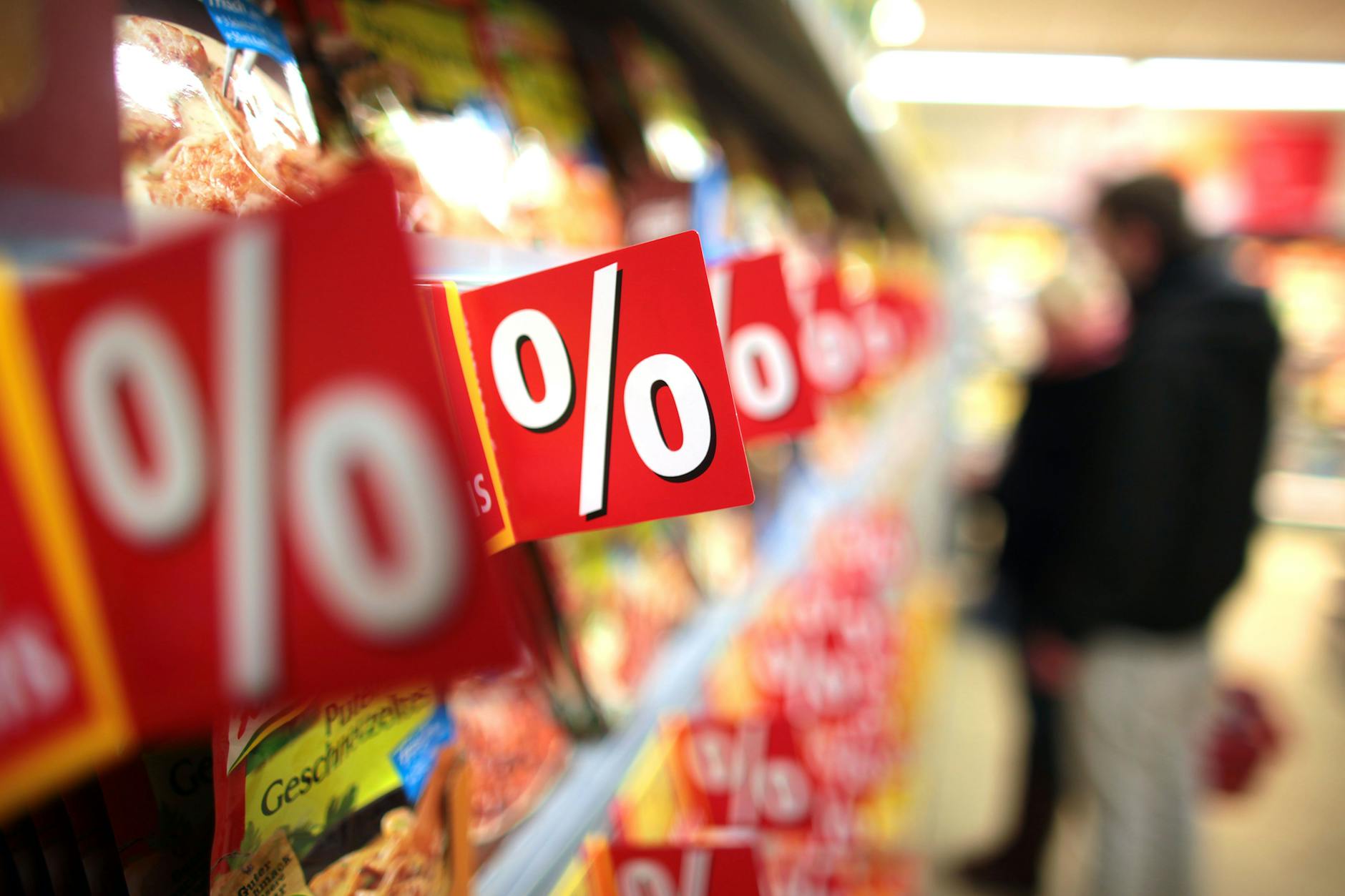 Einkaufen ist so teuer wie noch nie! Doch mit einfachen Tipps können Sie monatlich ordentlich Geld sparen.