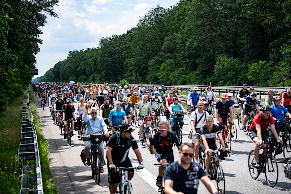Ungewohntes Bild: Radler auf der für Autos gesperrten Autobahn-Teilstrecke Avus der A115.
