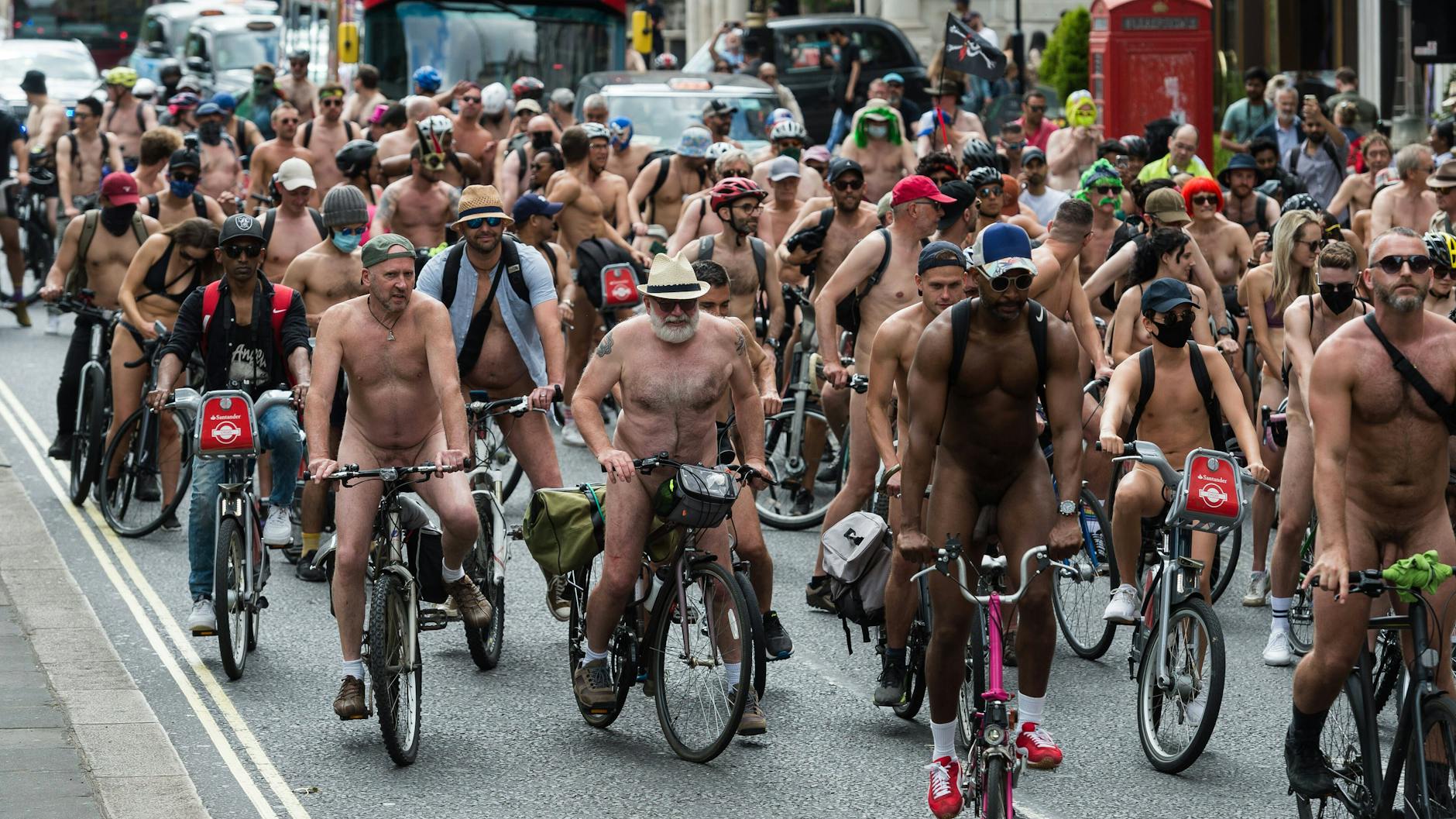 Hunderte mischten beim World Naked Bike Ride in London mit, ließen die Hüllen fallen.