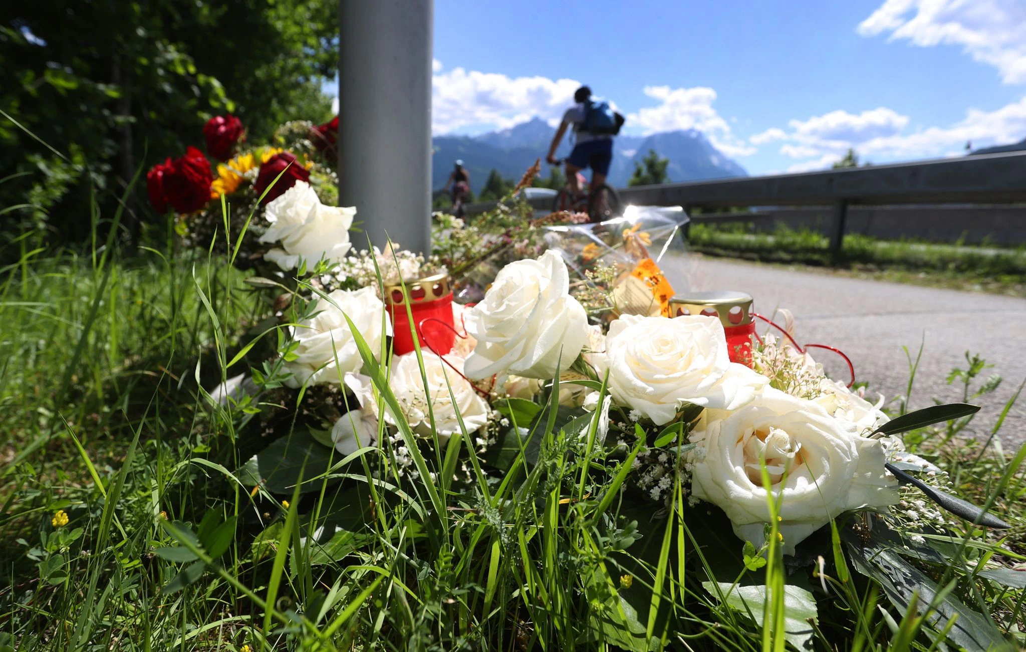 Blumen unweit der Unfallstelle nahe Garmisch-Partenkirchen.  