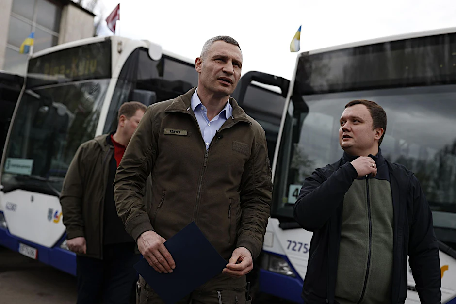 Kiews Bürgermeister Vitali Klitschko (M.) in der ukrainischen Hauptstadt