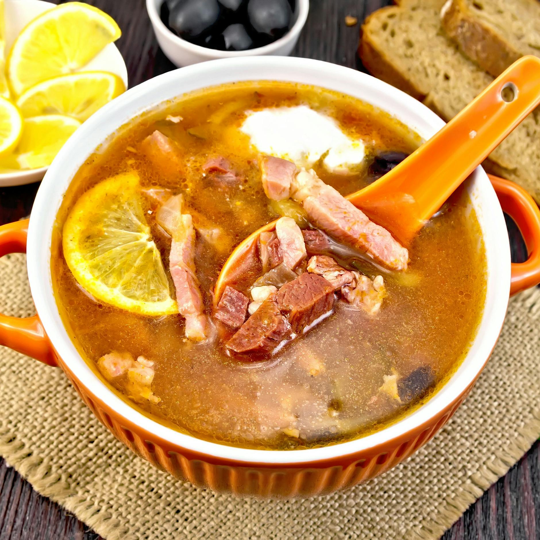 Genialer Eintopf aus der DDR: So machen Sie aus Resten vom Grillabend eine köstliche Soljanka!