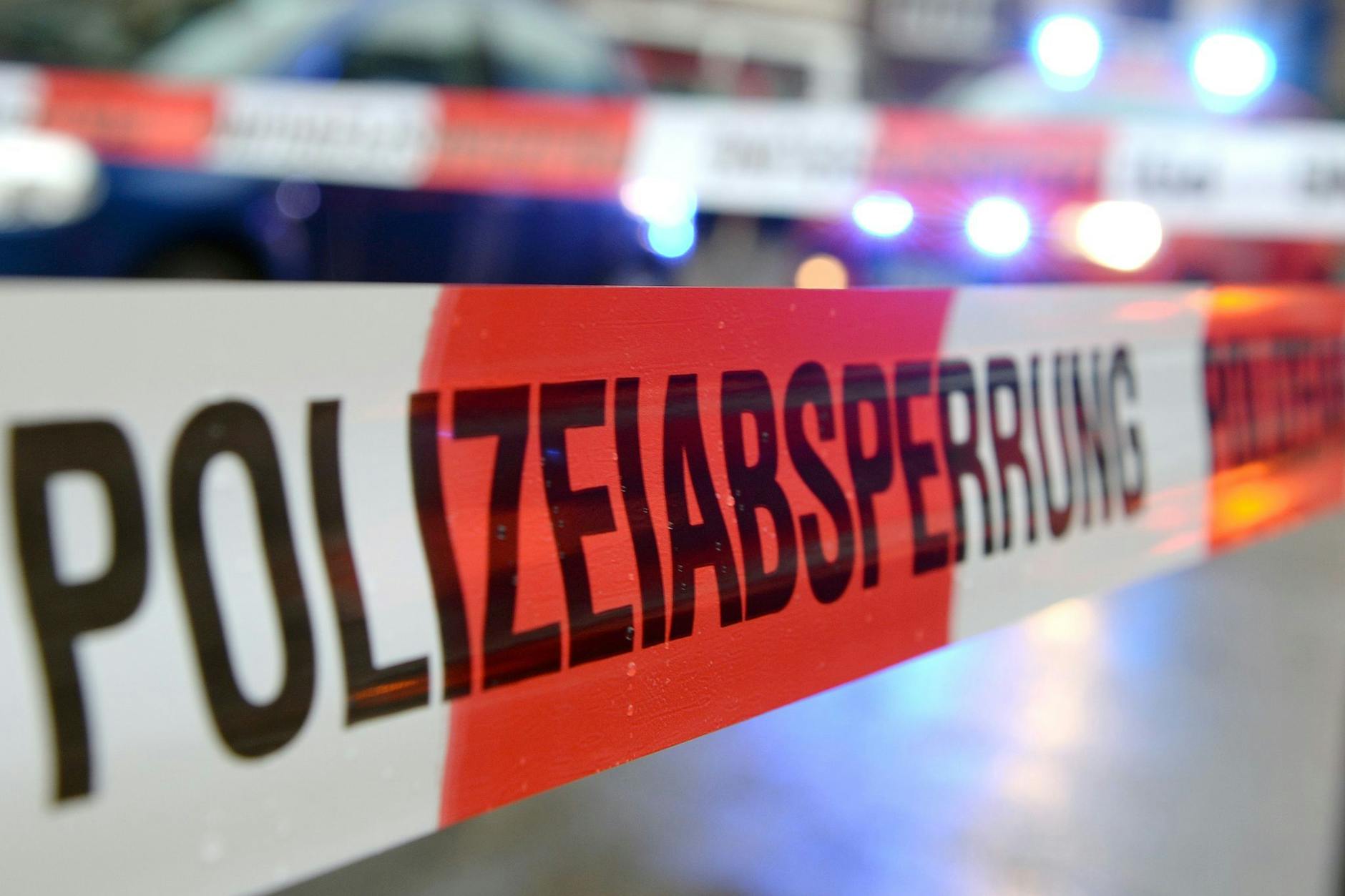 Eine Absperrung der Polizei: In Schöneiche ist die Leiche einer Frau entdeckt worden. 