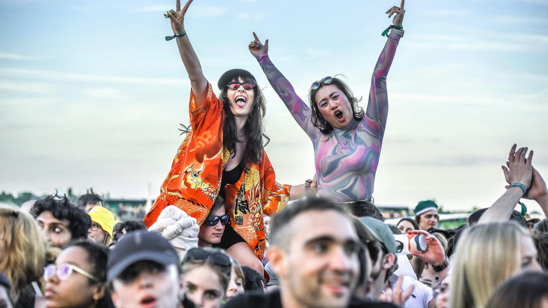 Die Party ist zurück. Fans bei einem Konzert der Strokes bei den Tempelhof-Sounds.
