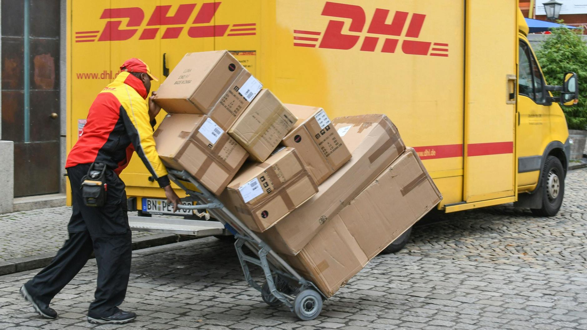 DHL erhöht die Preise für seinen Paketversand (Symbolbild).