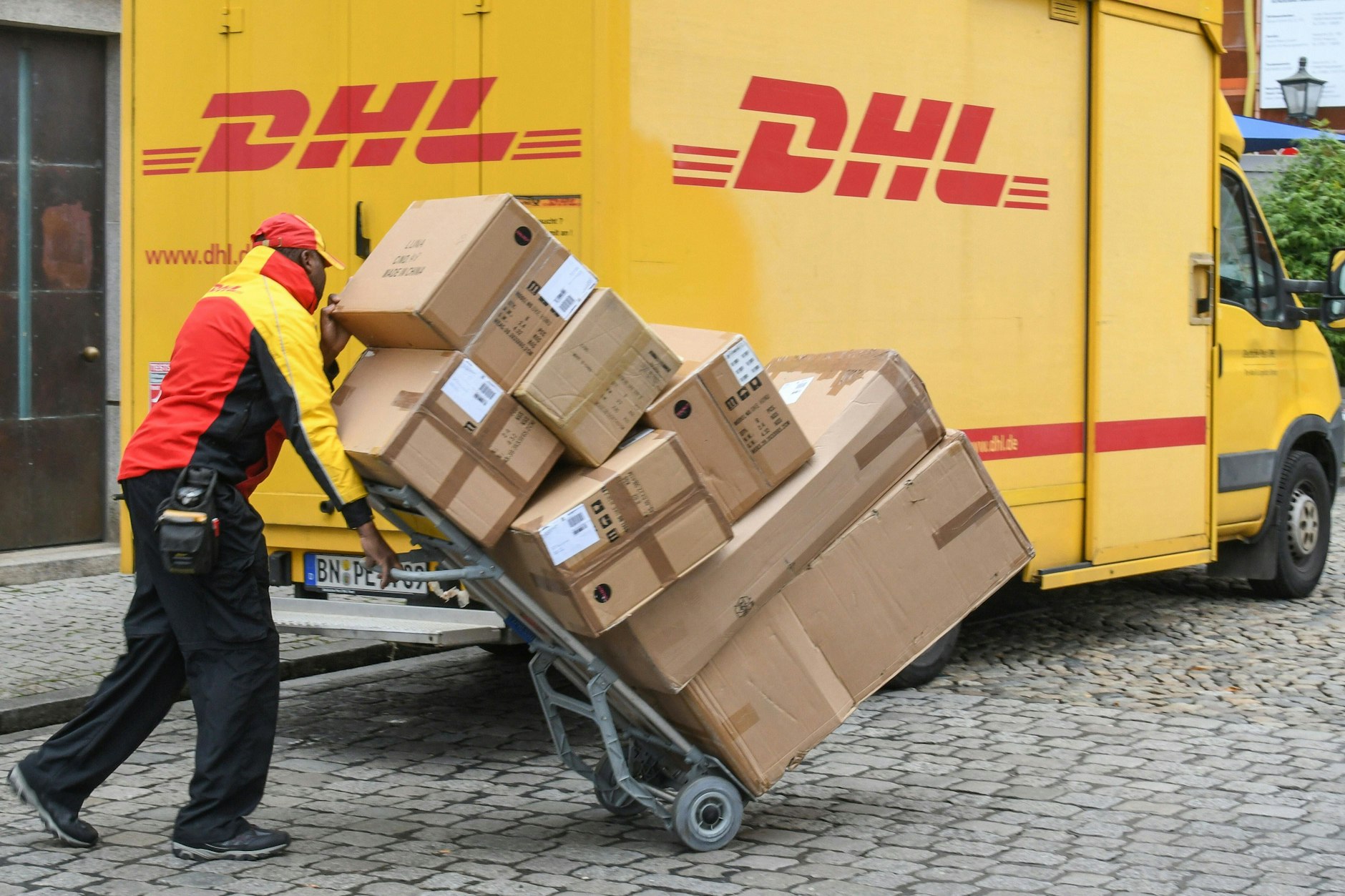 DHL-Paketzustellung: Durch Trainings werden Lieferanten auf mögliche Raubüberfälle vorbereitet.