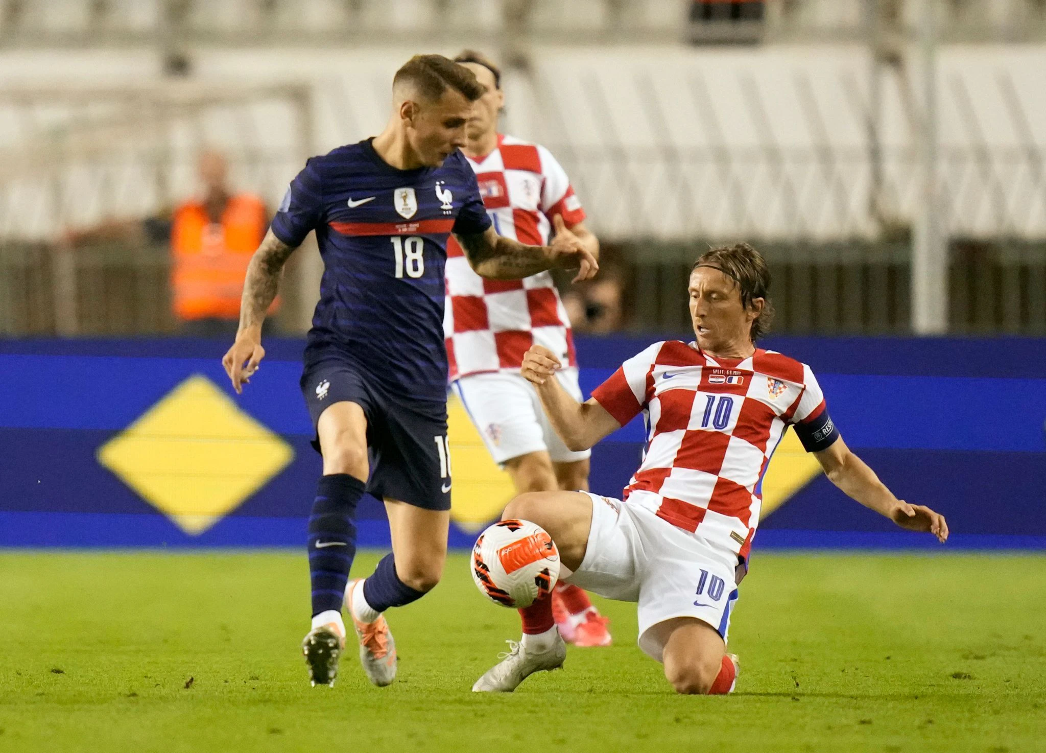 Frankreichs Lucas Digne (l) kämpft mit Kroatiens Luka Modric (r) um den Ball.  
