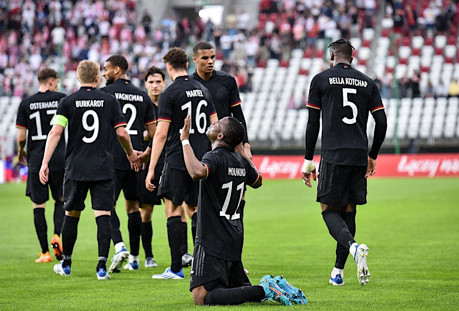 Youssoufa Moukoko (M/11) hat die DFB-Elf mit einem Doppelpack zum Sieg gegen Polen geführt.  