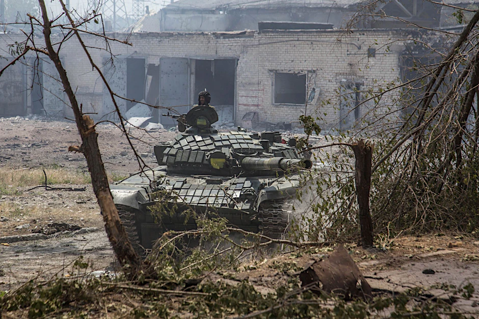 Ein ukrainischer Panzer fährt durch die heftig umkämpfte Stadt Sjewjerodonezk in der Ostukraine.