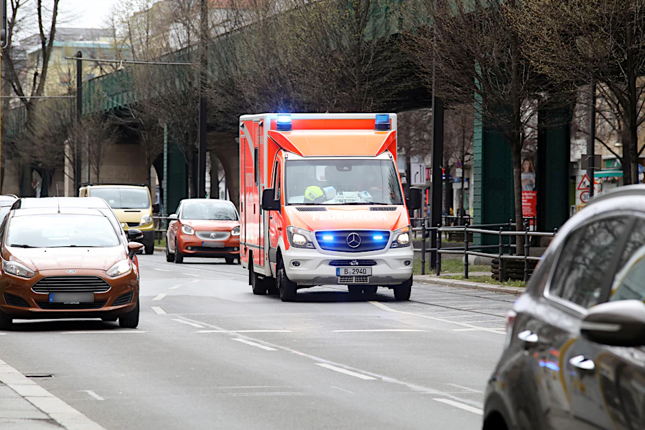 Rettungssanitäter brachten das Mädchen in ein Krankenhaus. (Symbolbild)