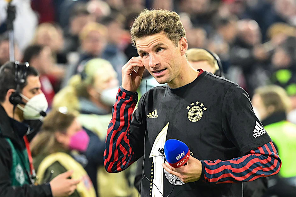 ARCHIV - Bayerns Thomas Müller kommt nach einem Spiel zum Interview.  