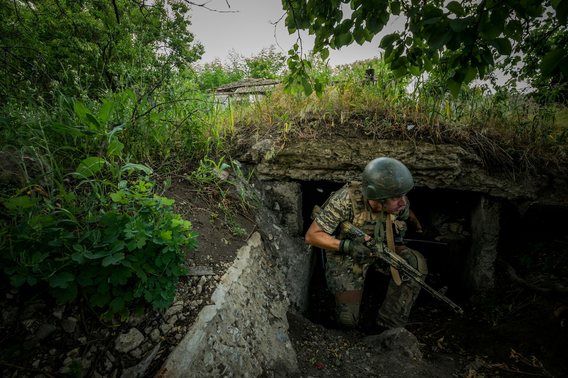 Ein ukrainischer Soldat geht bei gegenseitigem Beschuss von russischen und ukrainischen Streitkräften an der Frontlinie von Saporischschja in Deckung.