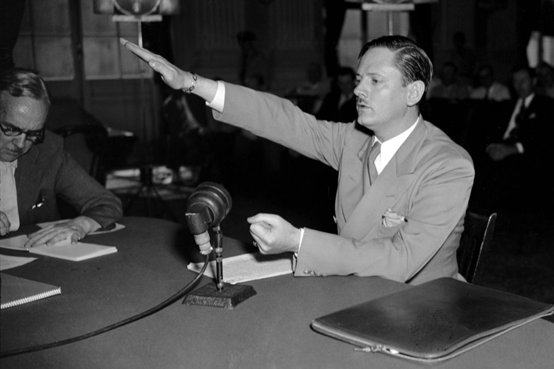 John C. Metcalfe schlich sich 1937 mit dem deutschen Geburtsnamen Helmuth Oberwinder in den Amerikadeutschen Bund. Er wurde die rechte Hand des Leiters Fritz Julius Kuhn, der sich in den USA als Stellvertreter Hitlers ausgab. Metcalfes Enthüllungen trugen mit dazu bei, dass Kuhn zu Fall kam.