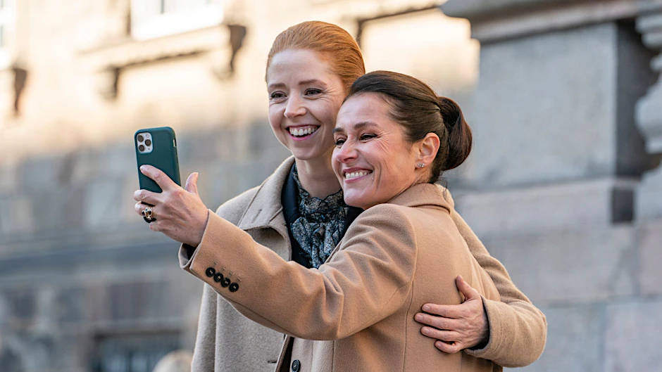 HANDOUT - Sidse Babett Knudsen (r) als Birgitte Nyborg in einer Szene aus «Borgen».   - ACHTUNG: Nur zur redaktionellen Verwendung im Zusammenhang mit einer Berichterstattung über die Sendung auf Netflix und nur mit vollständiger Nennung des vorstehenden Credits