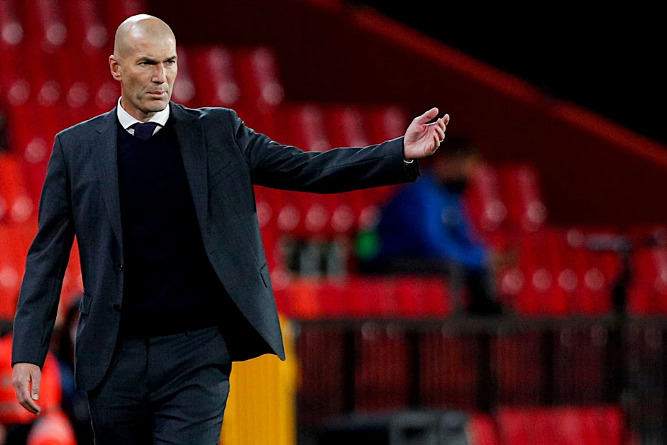 ARCHIV - Ist als Trainer bei Paris Saint-Germain im Gespräch: Zinédine Zidane.  