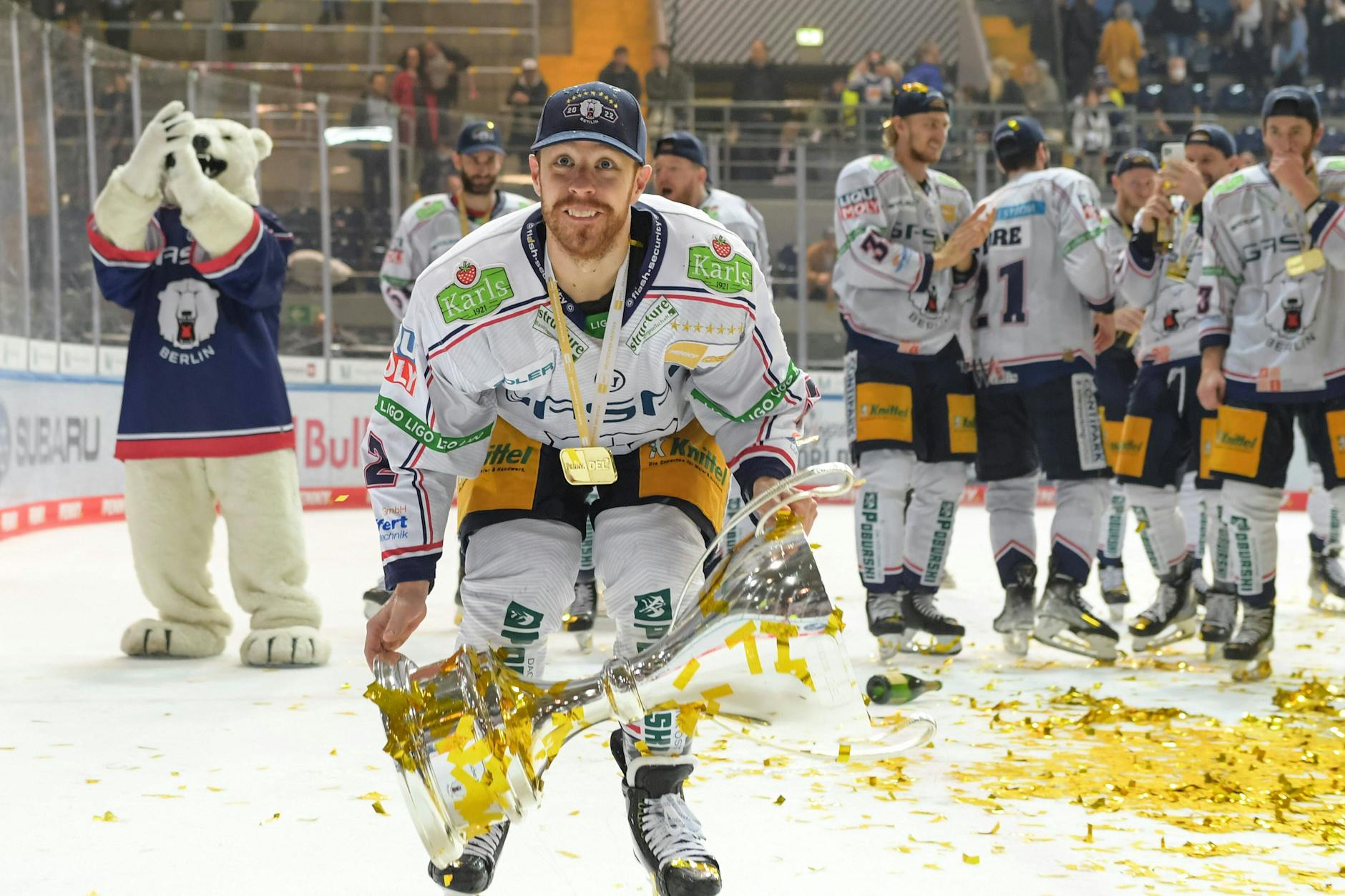 Und gleich fliegt er hoch: Kevin Clark jubelt mit dem Meisterpott.