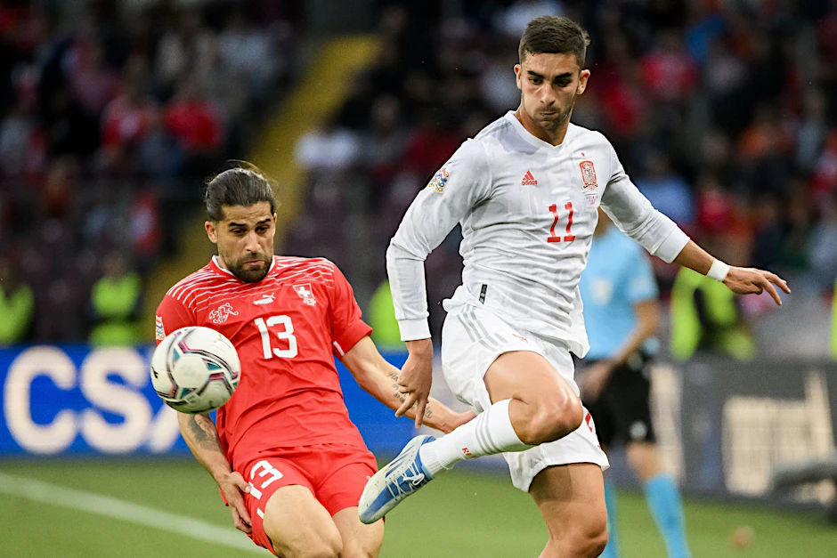 Ricardo Rodriguez (l) hatte mit der Schweiz gegen Ferran Torres und Spanien das Nachsehen.  a