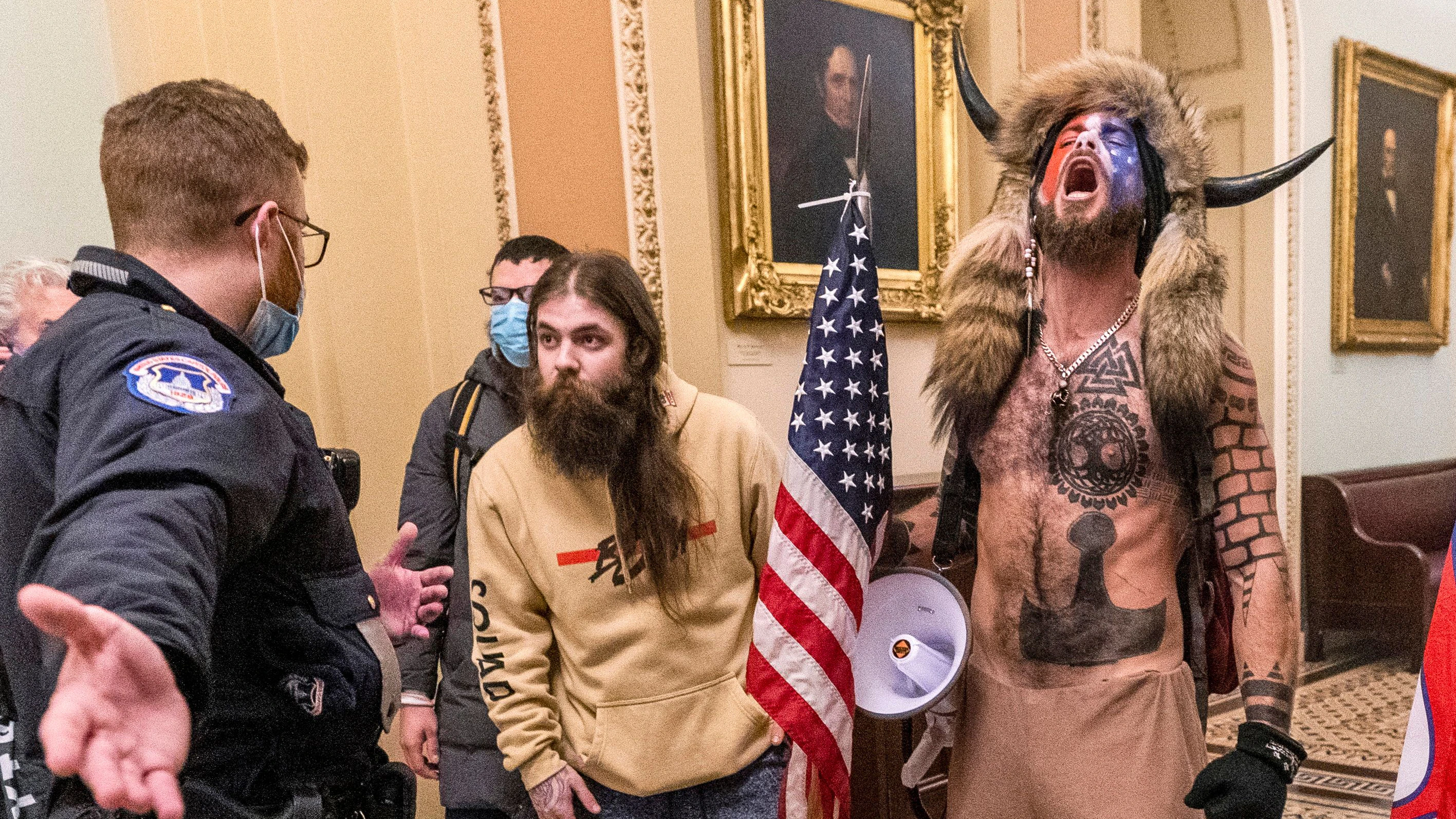 Foto vom 6. Januar 2021, Anhänger von Präsident Donald Trump, vor der Senatskammer im Kapitol in Washington