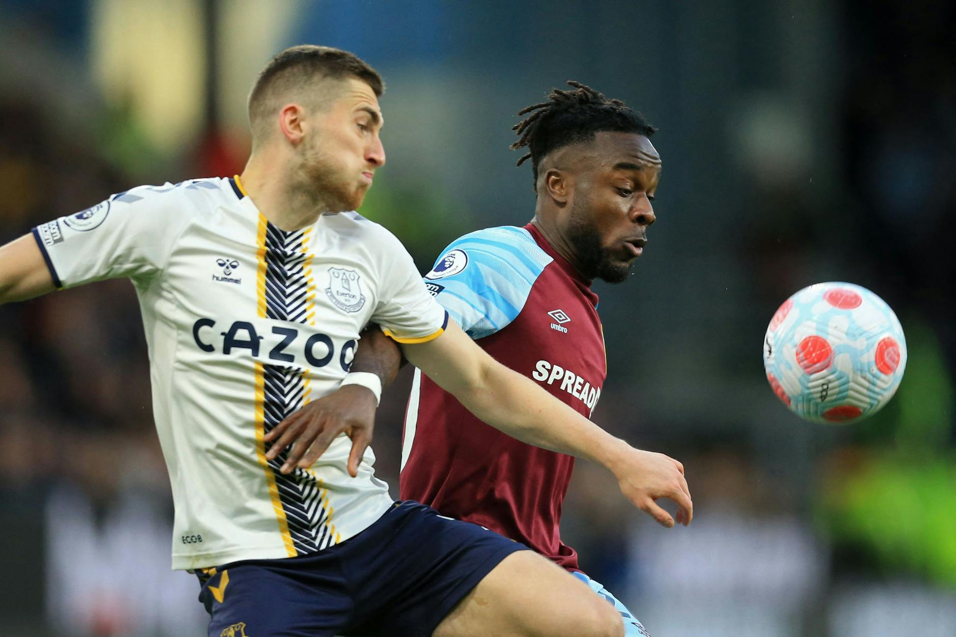 Wenn er beim FC Everton in der Premier League gefragt war, war er zur Stelle: Jonjoe Kenny (l.) nimmt Burnleys Maxwel Cornet den Ball ab.
