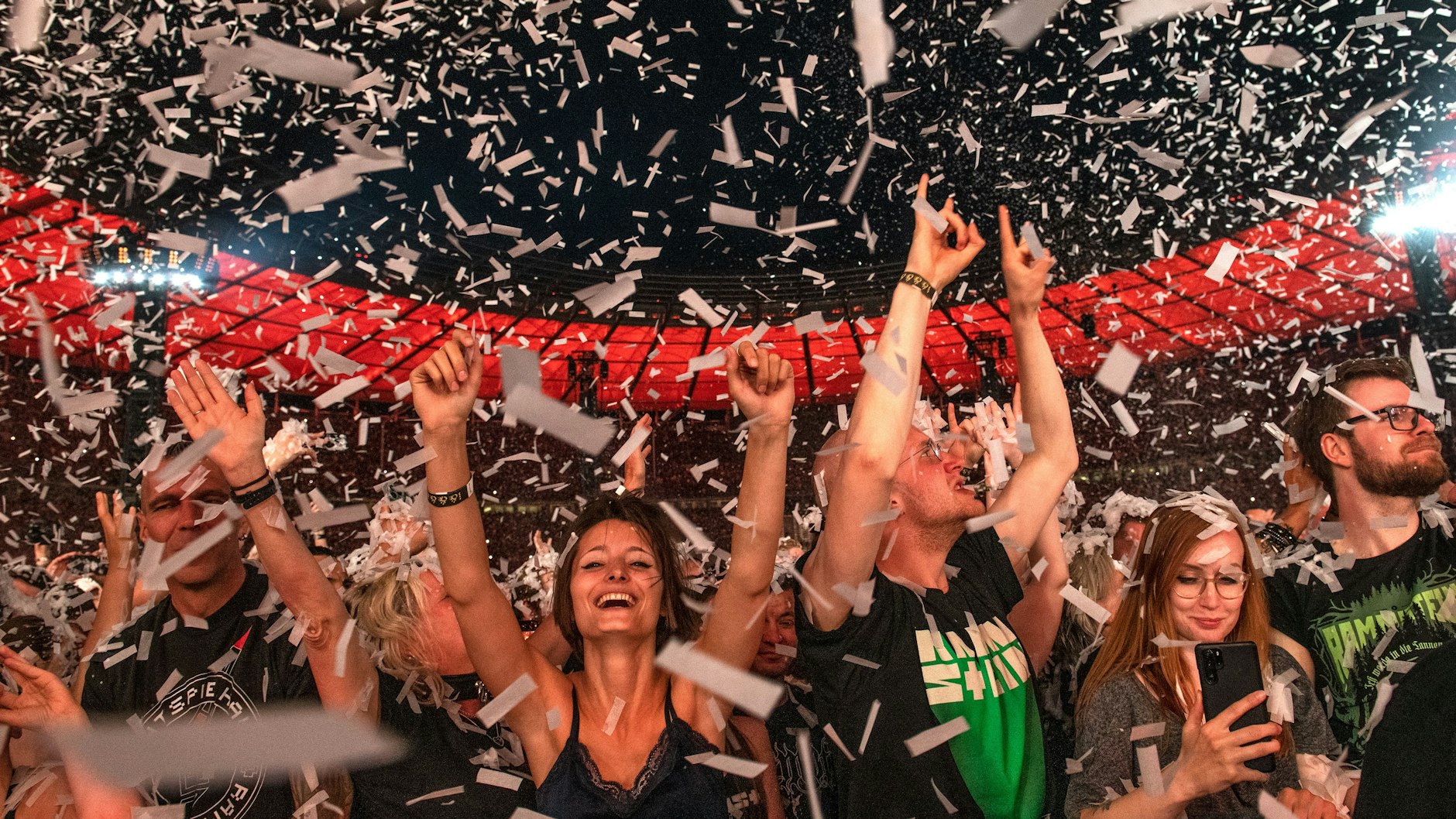 Einige Fans vollen bei Konzerten (hier: Rammstein) das Live-Erlebnis genießen, andere filmen alles mit dem Handy.