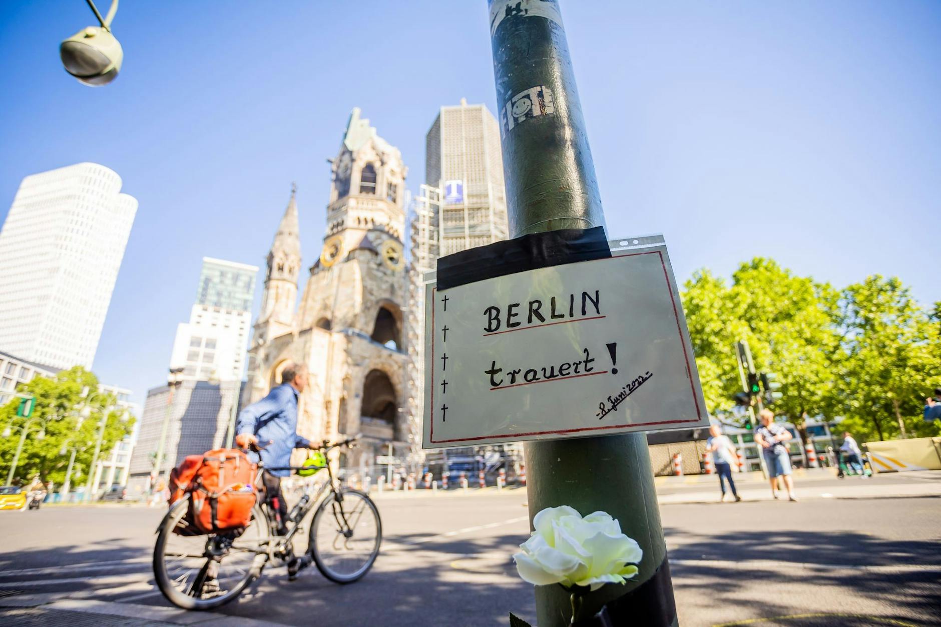 «Berlin trauert» steht auf einem Schild vor der Kaiser-Wilhelm-Gedächtniskirche.  