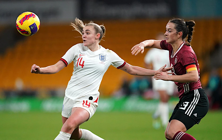 ARCHIV - Spielt zukünftig auch in der Bundesliga: Die englische Nationalspielerin Georgia Stanway (l).  d