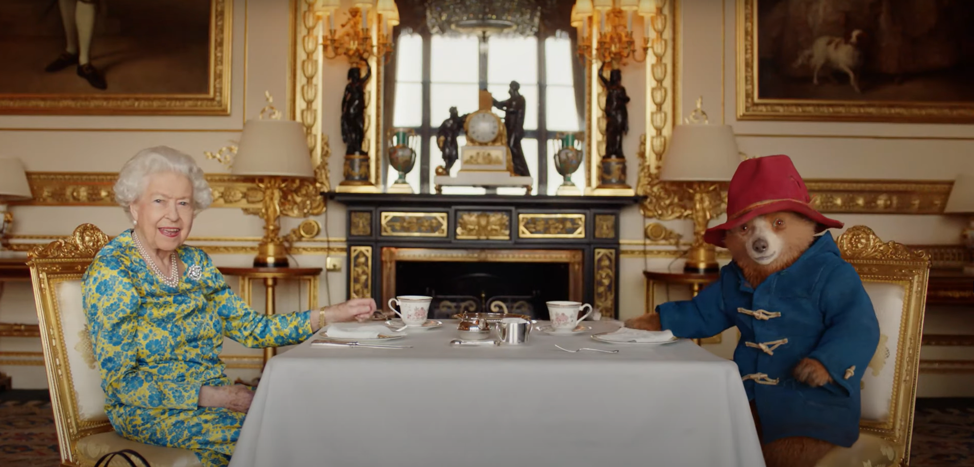 MIT VIDEO +++ Das MÜSSEN Sie gesehen haben! Hier trifft die Queen den Bären Paddington zum Tee – das geniale Video hat jetzt Folgen…