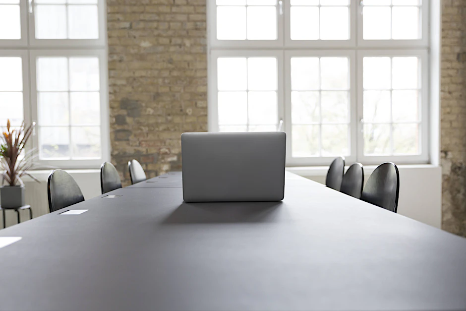 Nie wieder leere Konferenztische. Knapp jede dritte Führungskraft lehnt das Remote-Arbeiten ab aus Sorge davor, die Kontrolle über die Mitarbeiter zu verlieren