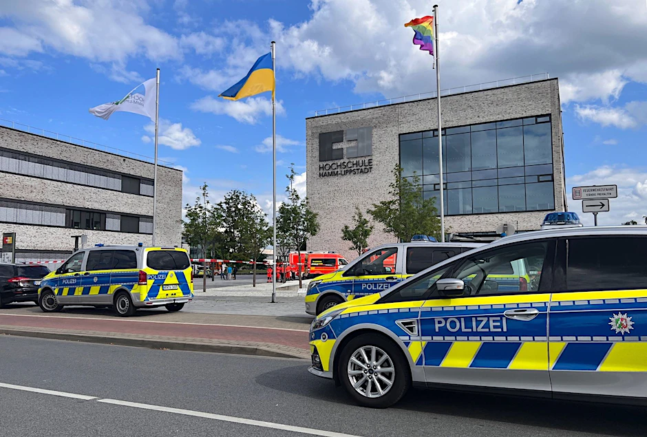 Eine Frau ist nach der Messerattacke an der Hochschule in Hamm an ihren Verletzungen gestorben.  