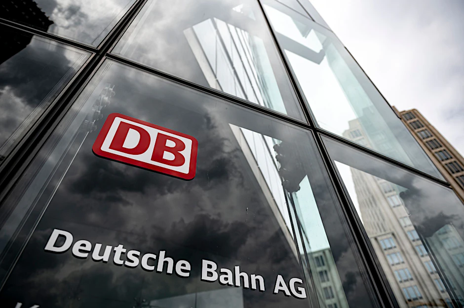 ARCHIV - Der Schriftzug mit Logo steht an der Zentrale der Deutschen Bahn in Berlin.  