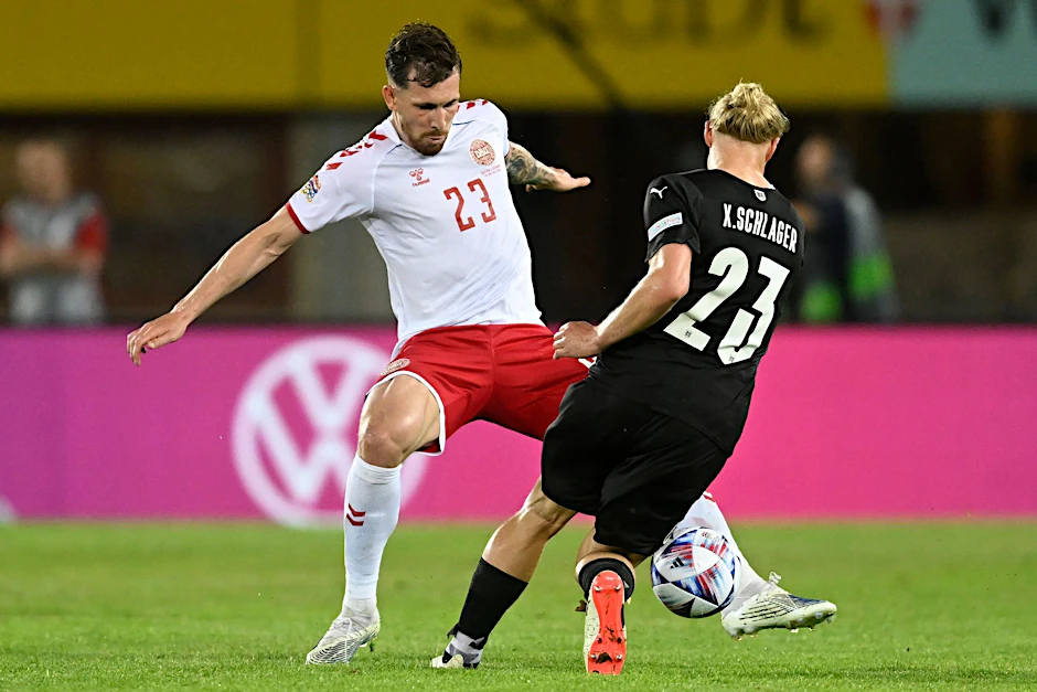Dänemarks Pierre-Emile Hojbjerg (l) und Österreichs Xaver Schlager kämpfen um den Ball.  