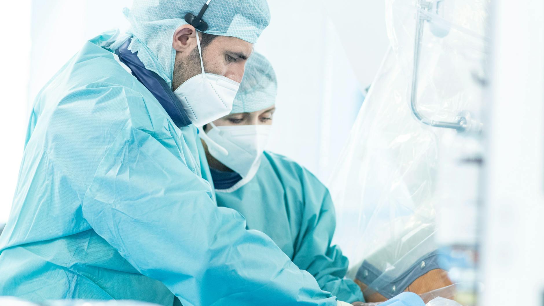 Oberarzt Heler Romero und Kardiologin Katarzyna Kostyk bei einer elektrophysiologischen Untersuchung.