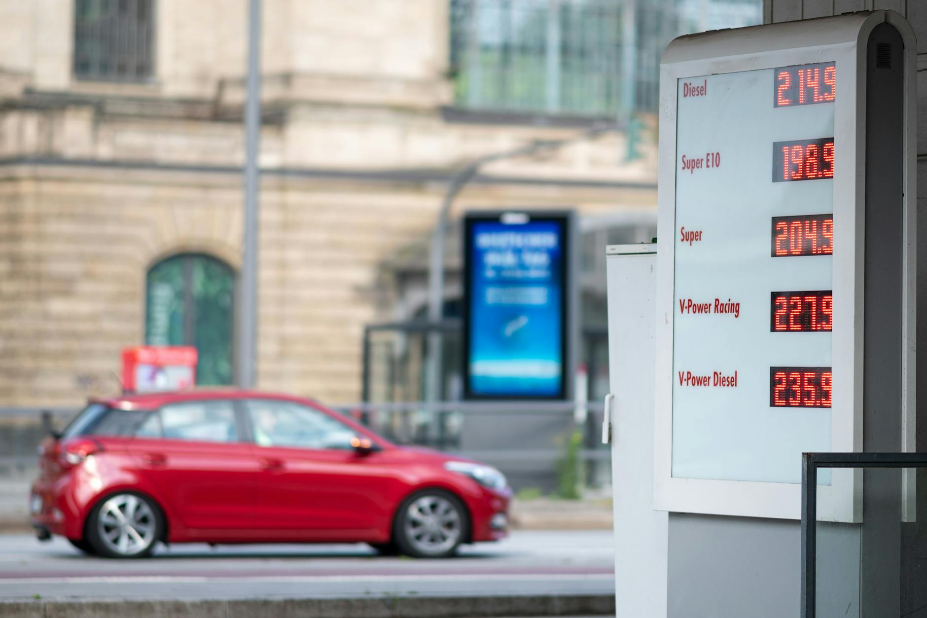 Trotz Steuerrabatt sind Tankstellen Stätten des Missvergnügens. Nur E10-Benzin kostet hier weniger als zwei Euro pro Liter.